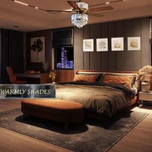 Puede incluir: Un dormitorio con una cama grande con un edred&oacute;n marr&oacute;n y almohadas estampadas. La cama est&aacute; junto a una mesita de noche con una l&aacute;mpara. Hay un ventilador de techo con una l&aacute;mpara de ara&ntilde;a de cristal. La habitaci&oacute;n tiene una pared gris oscuro con cuadros enmarcados y una ventana grande con persianas. El texto "Warmly Shades" es visible en la imagen.