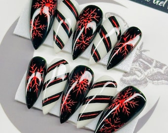 Uñas postizas navideñas góticas: uñas postizas de bruja con copos de nieve en cromo rojo