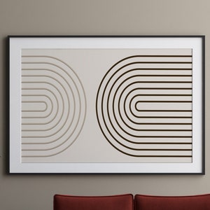 K&ouml;nnte beinhalten: Ein gerahmter Kunstdruck mit zwei halbkreisf&ouml;rmigen Designs aus parallelen Linien in Beige- und Braunt&ouml;nen. Das Kunstwerk h&auml;ngt &uuml;ber einem roten Sofa mit wei&szlig;en Marmor-Couchtischen und schafft eine moderne Wohnzimmer&auml;sthetik.