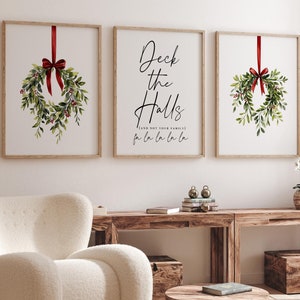 Set di 3 stampe natalizie Arte murale stampabile Poster Deck The Halls Ghirlanda di Natale Fiocco rosso carino Decorazioni natalizie Stampe digitali da scaricare
