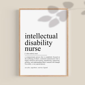 Puede incluir: Impresión de arte imprimible en blanco y negro con la definición de un enfermero de discapacidad intelectual. El texto dice: "una persona compasiva que se centra completamente en el bienestar de los demás. Un comunicador talentoso que es muy hábil para abogar, empatizar, apoyar, guiar y comprender a los demás, alguien que cambia vidas a diario. Una persona muy especial. Ver también: superhéroe, guerrero, leyenda."