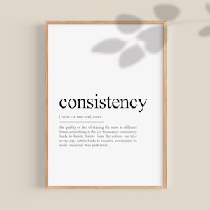 Puede incluir: Una impresión de arte de pared imprimible en blanco y negro con la palabra "consistencia" definida como la cualidad o el hecho de permanecer igual en diferentes momentos. El texto también establece que la consistencia es la clave del éxito, lleva a los hábitos, los hábitos forman las acciones que tomamos todos los días, la acción lleva al éxito, la consistencia es más importante que la perfección.