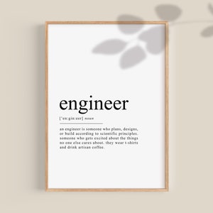 Könnte beinhalten: Eine druckbare Definition des Wortes "Ingenieur" im minimalistischen Schwarzweiß-Stil. Die Definition lautet: "Ein Ingenieur ist jemand, der nach wissenschaftlichen Prinzipien plant, entwirft oder baut. Jemand, der sich für die Dinge begeistert, die niemanden sonst interessieren. Sie tragen T-Shirts und trinken handwerklichen Kaffee."