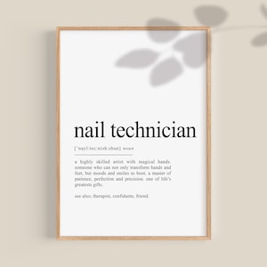 Puede incluir: Impresión enmarcada con las palabras "nail technician" en negro. La definición describe a un artista cualificado. La impresión está en un marco de madera clara, con un fondo neutro y una sombra de hoja.