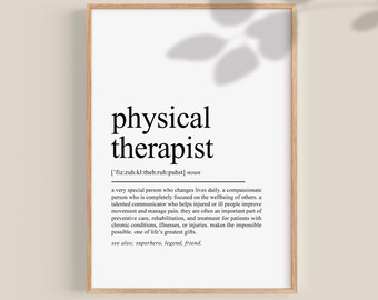 Puede incluir: Un cartel enmarcado con la definición de "physical therapist" en texto negro sobre fondo blanco. La definición incluye la pronunciación fonética y una descripción de la profesión. El marco es de color marrón claro.