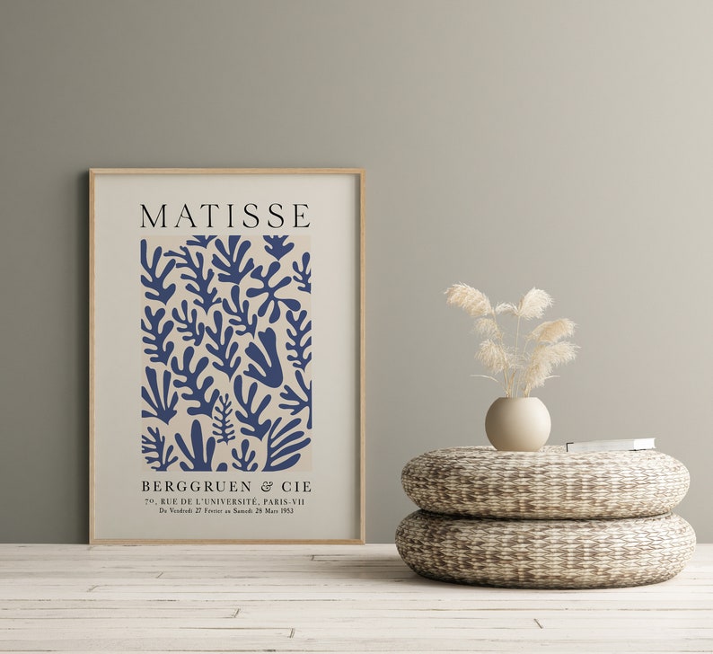 Może przedstawiać: Wydruk w ramie przedstawiający dzieło Matisse'a z abstrakcyjnym wzorem w kolorze niebieskim i beżowym z tekstem "MATISSE" i "BERGGRUEN & CIE 70, RUE DE L'UNIVERSITE, PARIS-VII De Van 27 FS 28 Man 1953".