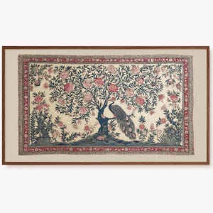 以下が含まれることがあります： 枝にとまる孔雀の詳細なイラストが描かれた額入りのアートワーク。アートワークは、ピンクと青の花柄のデザインが施されたクリーム色の背景で、赤い縁で縁取られています。フレームは茶色です。