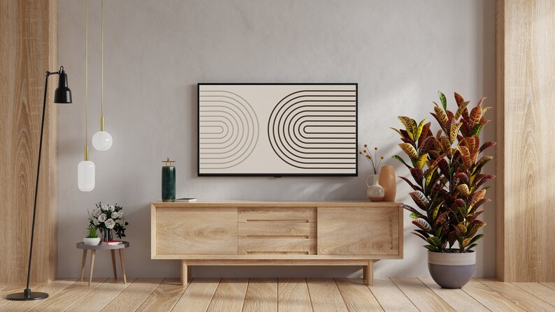 K&ouml;nnte beinhalten: Ein modernes Wohnzimmer mit einem hellen Holzschrank, einem Fernseher mit geometrischem Design und einer gro&szlig;en Topfpflanze. Eine schwarze Stehlampe und Pendelleuchten erg&auml;nzen die Einrichtung. Der Boden ist aus Holz.