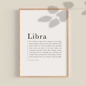 Pu&ograve; includere: Un poster stampabile in bianco e nero con la parola "Libra" in un grande font. Il testo descrive il segno zodiacale Bilancia come un cercatore di armonia e attratto dall'arte, dalla musica, dalla danza e dalla connessione con gli altri.