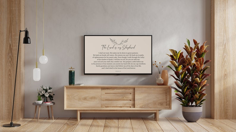 Puede incluir: Una impresi&oacute;n enmarcada con fondo beige y texto negro. El texto dice "El Se&ntilde;or es mi Pastor" e incluye un pasaje del Salmo 23. La impresi&oacute;n est&aacute; colgada en una pared sobre un armario de madera.