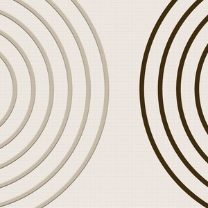 K&ouml;nnte beinhalten: Abstraktes Muster mit konzentrischen Kreisen in Beige- und Braunt&ouml;nen vor cremefarbenem Hintergrund. Die Kreise haben eine strukturierte Optik, die Tiefe erzeugt. Das Design ist einfach, aber visuell ansprechend und f&uuml;r verschiedene Anwendungen geeignet.