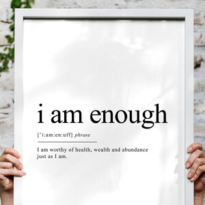 K&ouml;nnte beinhalten: Ein wei&szlig;er gerahmter Druck mit schwarzem Text, der "i am enough" lautet und eine Definition des Ausdrucks. Die Definition lautet: "['i:am:en:uff] phrase I am worthy of health, wealth and abundance just as I am."