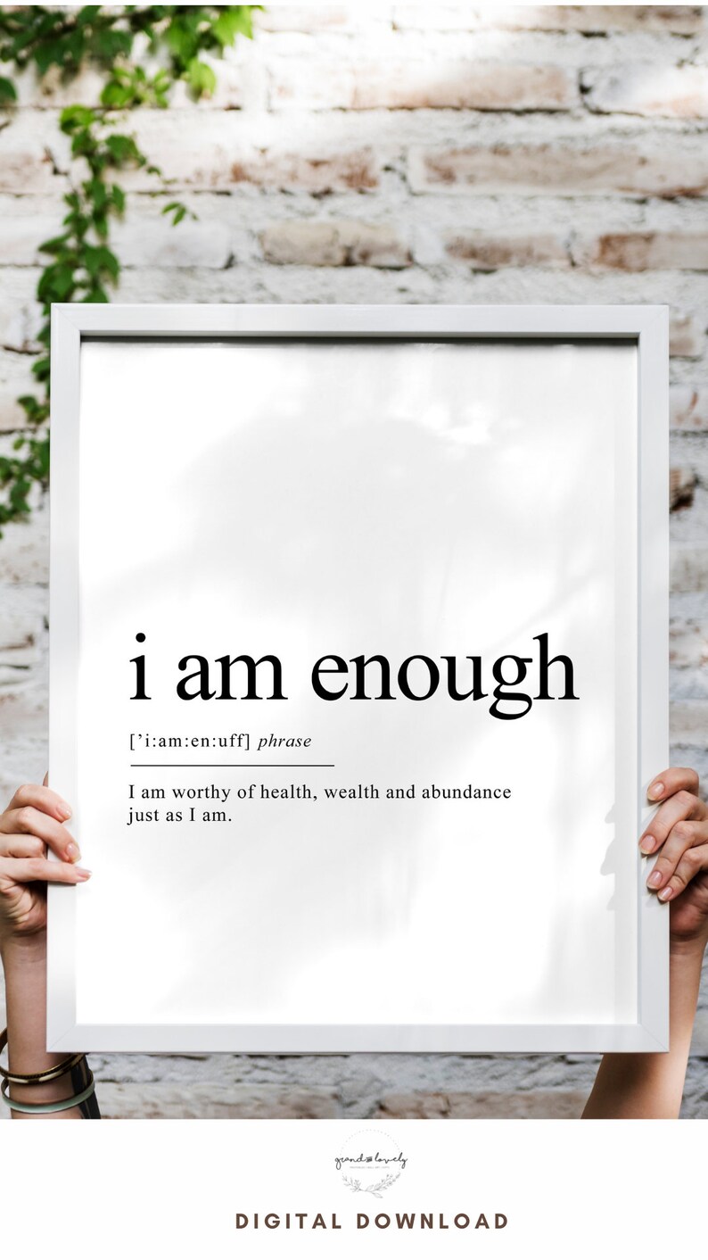 K&ouml;nnte beinhalten: Ein wei&szlig;er gerahmter Druck mit schwarzem Text, der "i am enough" lautet und eine Definition des Ausdrucks. Die Definition lautet: "['i:am:en:uff] phrase I am worthy of health, wealth and abundance just as I am."