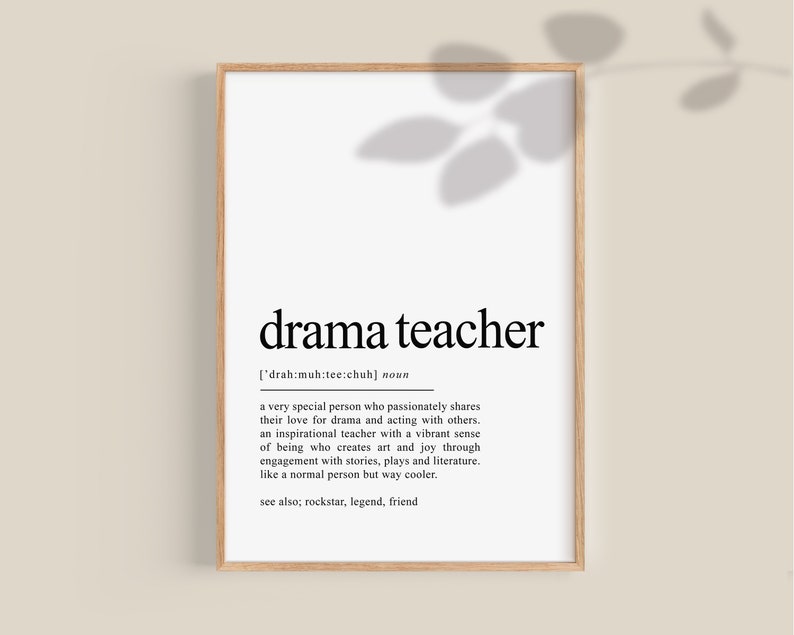 Peut inclure: Une affiche imprimable avec un fond blanc et du texte noir. Le texte dit "professeur de th&eacute;&acirc;tre" et d&eacute;finit le terme comme une "personne tr&egrave;s sp&eacute;ciale qui partage passionn&eacute;ment son amour du th&eacute;&acirc;tre et du jeu d'acteur avec les autres."