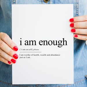 K&ouml;nnte beinhalten: Eine wei&szlig;e Karte mit dem Text "i am enough" in schwarzer Schrift. Der Text wird als Phrase definiert und die Definition lautet: "Ich bin der Gesundheit, des Reichtums und des &Uuml;berflusses w&uuml;rdig, so wie ich bin."