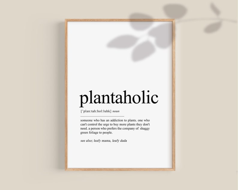 Puede incluir: Una definici&oacute;n imprimible de la palabra "plantaholic" en un estilo minimalista en blanco y negro. La definici&oacute;n dice: "alguien que tiene una adicci&oacute;n a las plantas, alguien que no puede controlar el impulso de comprar m&aacute;s plantas que no necesita. Una persona que prefiere la compa&ntilde;&iacute;a de follaje verde peludo a la gente. Ver tambi&eacute;n: mam&aacute; frondosa, pap&aacute; frondoso."