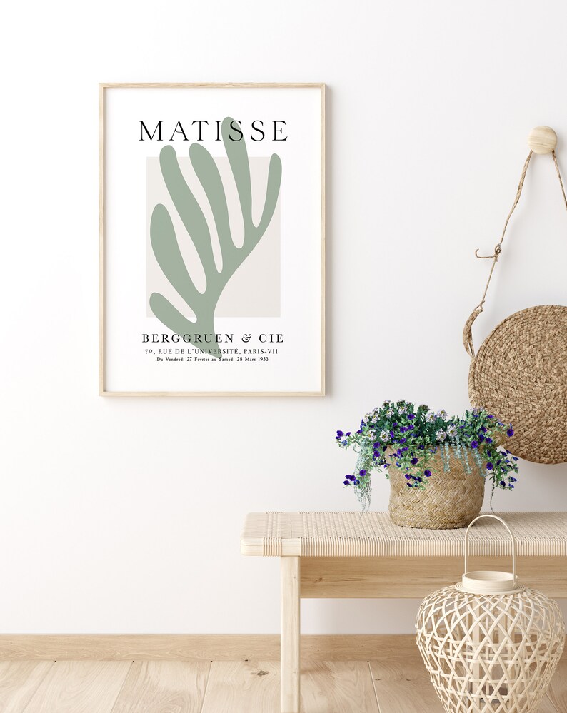 Op de afbeelding: Een ingelijste print van een Matisse-kunstwerk met een abstract bladontwerp in groen. De print bevat de naam van de kunstenaar, "MATISSE", en de galerie-informatie: "BERGGRUEN & CIE, 70, RUE DE L'UNIVERSIT&Eacute;, PARIS-VII, Do Vind 27 Framed 28 Mar 1953."
