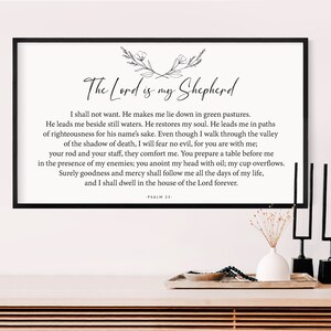 Puede incluir: Impresi&oacute;n enmarcada en negro con fondo blanco y texto negro. El texto dice "The Lord is my Shepherd" e incluye un pasaje del Salmo 23. La impresi&oacute;n est&aacute; sobre una mesa de madera con dos candelabros de metal negro.