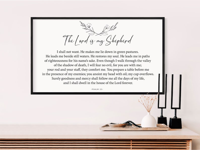 Puede incluir: Impresi&oacute;n enmarcada en negro con fondo blanco y texto negro. El texto dice "The Lord is my Shepherd" e incluye un pasaje del Salmo 23. La impresi&oacute;n est&aacute; sobre una mesa de madera con dos candelabros de metal negro.