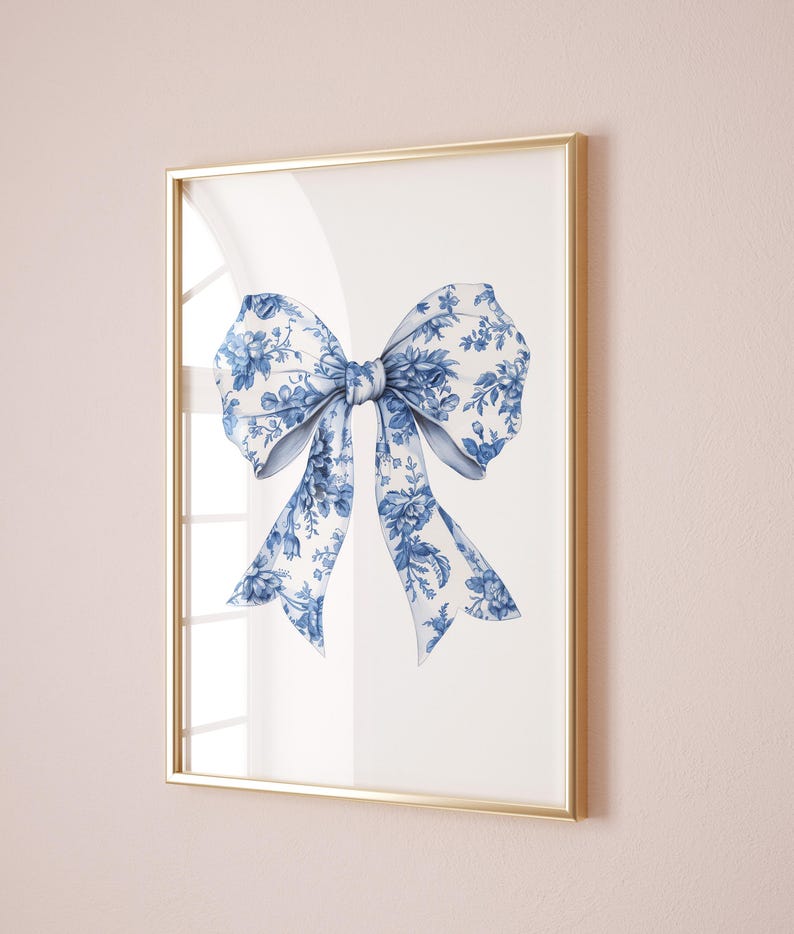 Puede incluir: Una impresi&oacute;n enmarcada de un lazo floral azul y blanco. El lazo est&aacute; atado en un nudo grande y suelto y la tela tiene un delicado patr&oacute;n floral.