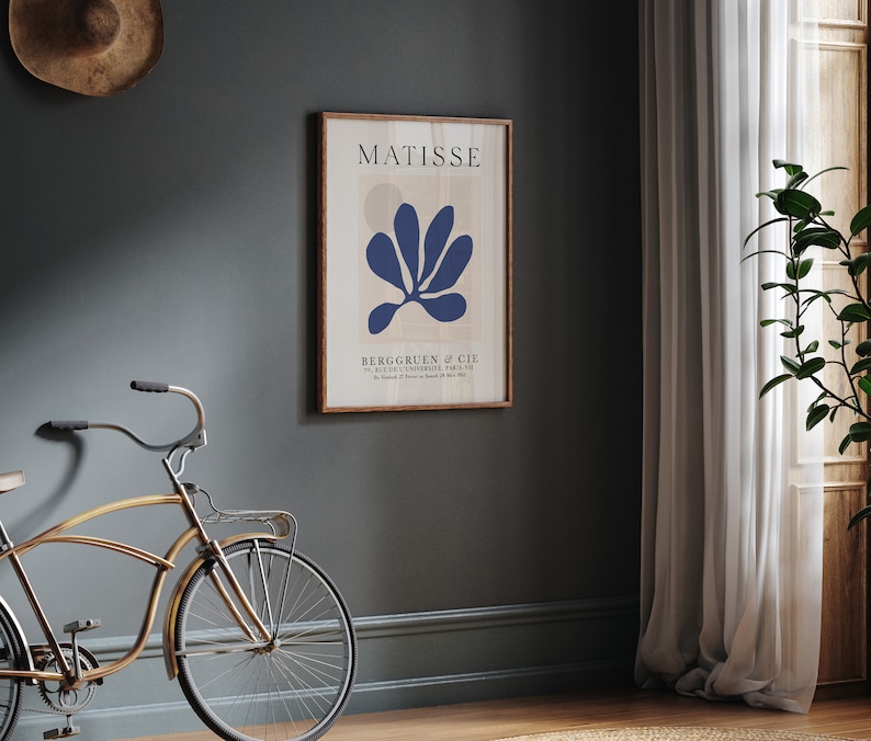 Może przedstawiać: Wydruk w ramie przedstawiający abstrakcyjny wz&oacute;r kwiatowy w kolorze niebieskim autorstwa Henri Matisse'a. Wydruk nosi tytuł "MATISSE" i pochodzi z galerii "BERGGRUEN & CIE".