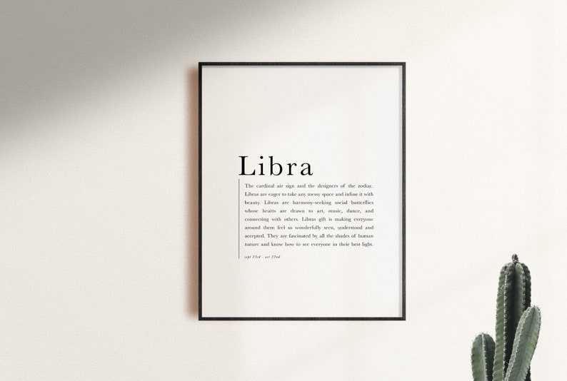 Pu&ograve; includere: Arte da parete stampabile in bianco e nero con la parola "Libra" in un grande carattere. Il testo descrive la Bilancia come il "segno d'aria cardinale e i progettisti dello zodiaco".