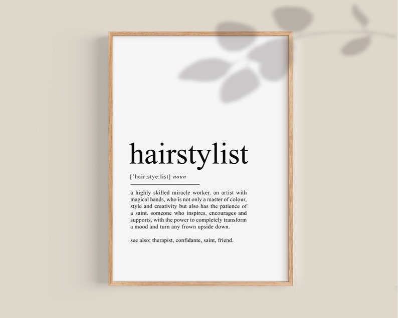 Puede incluir: Una definici&oacute;n imprimible en blanco y negro de la palabra "hairstylist" con la definici&oacute;n: "un trabajador milagroso altamente calificado. un artista con manos m&aacute;gicas, que no solo es un maestro del color, el estilo y la creatividad, sino que tambi&eacute;n tiene la paciencia de un santo, alguien que inspira, anima y apoya, con el poder de transformar completamente un estado de &aacute;nimo y convertir cualquier ce&ntilde;o fruncido. ver tambi&eacute;n: terapeuta, confidente, santo, amigo."