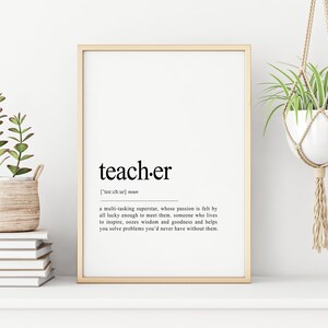 K&ouml;nnte beinhalten: Ein gerahmter Druck mit wei&szlig;em Hintergrund und schwarzem Text, der "teach-er" lautet und eine Definition des Wortes. Die Definition lautet: "['tee:ch:ur] Substantiv ein Multitasking-Superstar, dessen Leidenschaft von allen Gl&uuml;cklichen empfunden wird, die ihn treffen. Jemand, der lebt, um zu inspirieren, Weisheit und G&uuml;te ausstrahlt und Ihnen hilft, Probleme zu l&ouml;sen, die Sie ohne ihn nie gehabt h&auml;tten."