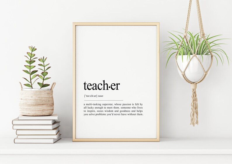 K&ouml;nnte beinhalten: Ein gerahmter Druck mit wei&szlig;em Hintergrund und schwarzem Text, der "teach-er" lautet und eine Definition des Wortes. Die Definition lautet: "['tee:ch:ur] Substantiv ein Multitasking-Superstar, dessen Leidenschaft von allen Gl&uuml;cklichen empfunden wird, die ihn treffen. Jemand, der lebt, um zu inspirieren, Weisheit und G&uuml;te ausstrahlt und Ihnen hilft, Probleme zu l&ouml;sen, die Sie ohne ihn nie gehabt h&auml;tten."