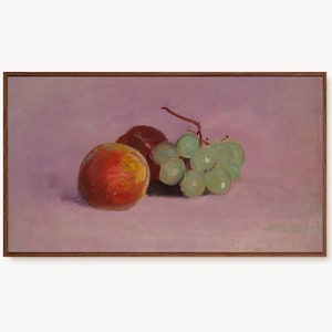 Puede incluir: Una pintura de bodegón con un melocotón, una ciruela y un racimo de uvas verdes sobre un fondo morado.