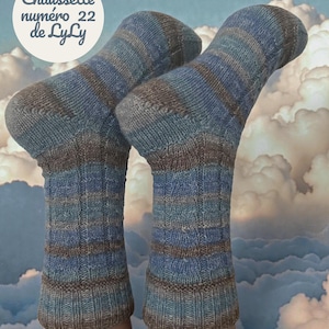 May include: A pair of blue and brown striped socks with ribbed detailing. The socks are displayed against a cloudy sky background. The text "Chaussette numéro 22 de LyLy" is in a white circle.