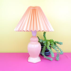 Vintage small ginger jar Chintz table lamp, warm champagne pink pastel pottery ceramic bedside lamp, cottage core farmhouse 1990s postmodern