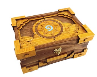 Деревянная игровая коробка ручной работы. Может стать приятным подарком для поклонников этой игры.
