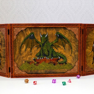 Może przedstawiać: Trójpanelowa drewniana plansza do gry z ilustracją zielonego smoka na środkowym panelu. Boczne panele przedstawiają ilustracje łuczników. Plansza jest ozdobiona wzorem celtyckiego węzła. Przed planszą na białym tle leży pięć kości do gry.