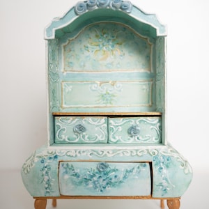 Handmade 1:12 Scale Miniature Dresser – Hand-Painted Shabby Chic Dollhouse Furniture – Vintage Style with Drawers – Collectible Miniature
