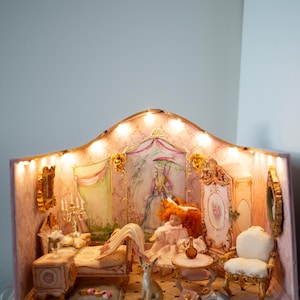 Handmade 1:24 Rococo Room Box – Miniature Bedroom with Silk Bedding, LED Lights & Furniture | Dollhouse Roombox Set