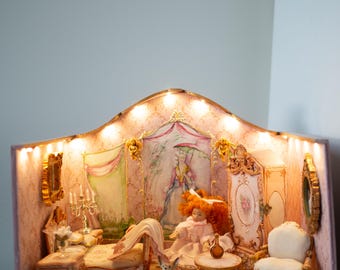 Handmade 1:24 Rococo Room Box – Miniature Bedroom with Silk Bedding, LED Lights & Furniture | Dollhouse Roombox Set
