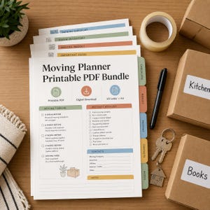 Può includere: Un documento Moving Planner Printable PDF Bundle che include un programma di trasloco, una lista di controllo e sezioni per i contatti. La pagina presenta icone, testo e schede colorate, insieme a una penna nera, chiavi e scatole di cartone.