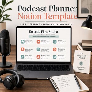 Könnte beinhalten: Ein Laptop mit der Notion-Vorlage Episode Flow Studio, die ein Raster aus Symbolen und Text zur Podcast-Verwaltung zeigt. Daneben stehen ein schwarzes Mikrofon, Kopfhörer, ein Spiralnotizbuch mit Stift und eine Karte mit PDF Setup Guide Included.
