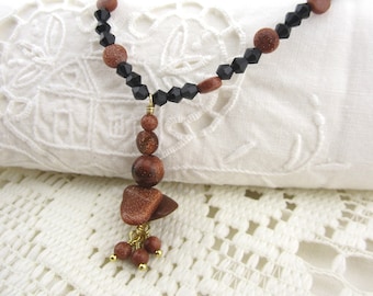 Collar de piedras preciosas de piedra dorada
