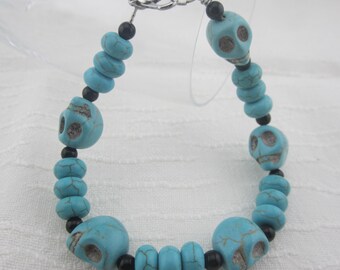 Pulsera con cuentas de calavera de turquesa y howlita
