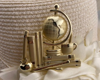 Broche de globo terráqueo de libro de biblioteca