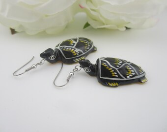 Pendientes de madera con forma de tortuga marina en blanco y negro
