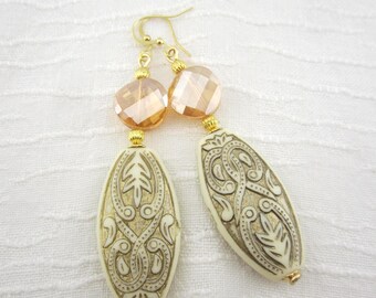Pendientes largos de cuentas de vidrio facetadas: acrílico color marfil, chapado en oro.