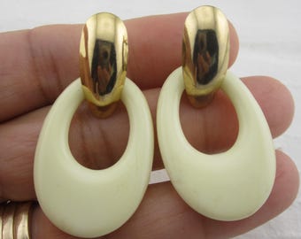 Pendientes ovalados con forma de gota