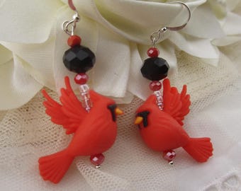 Pendientes 3D Cardenal Rojo y cuentas de vidrio facetado negro.