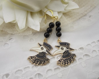 Máscara de médico con placa gótica y pendientes de ónix negro natural.