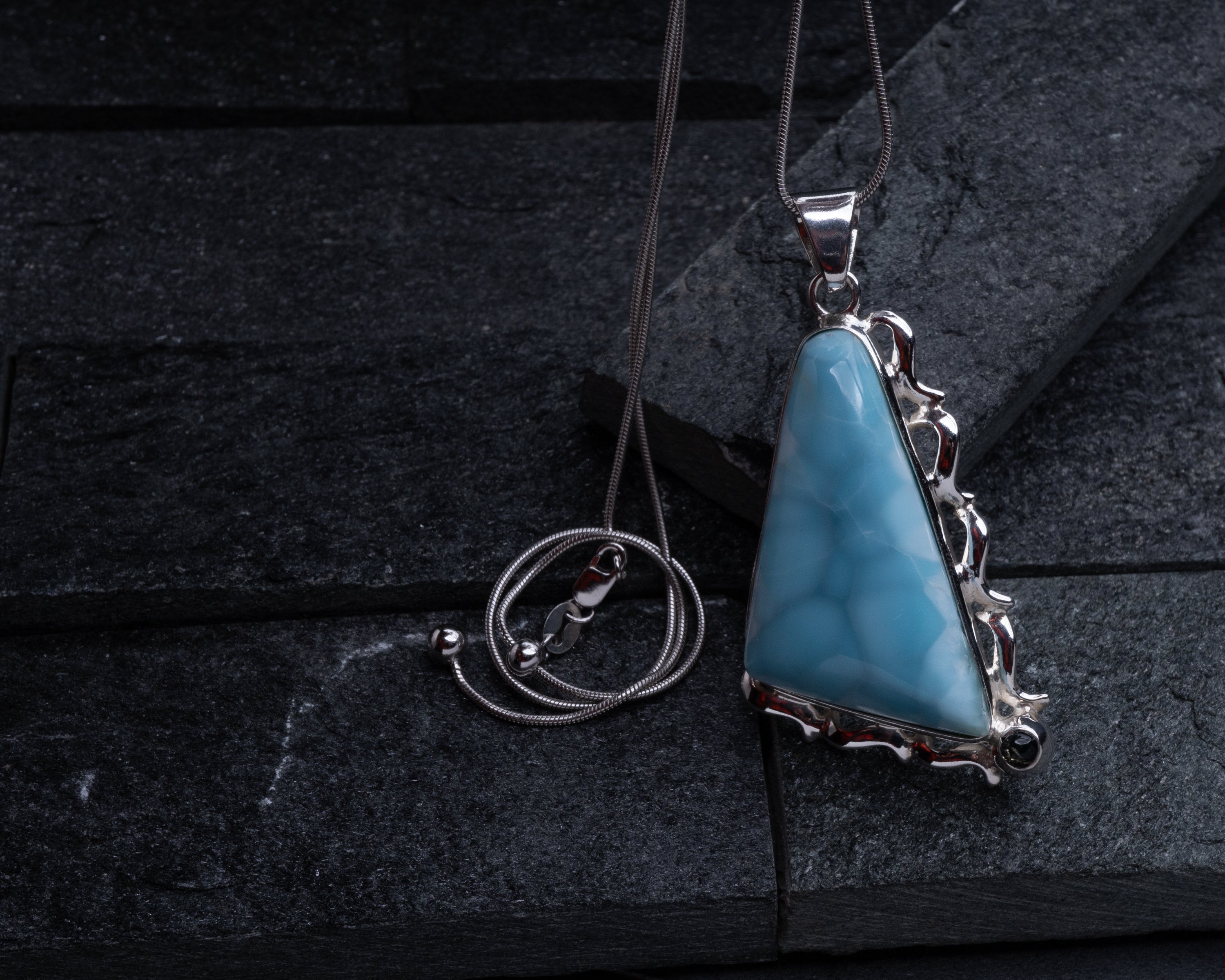 三角形のラリマーネックレス | 天然宝石ペンダント | ハンドメイド