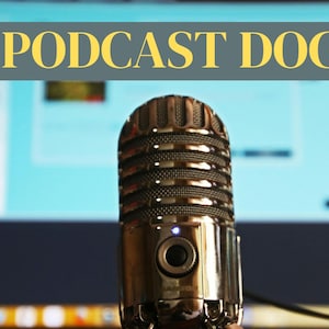 Op de afbeelding: Een zilveren microfoon met een zwarte kabel voor een computerscherm met de tekst "PODCAST DOC" op het scherm.