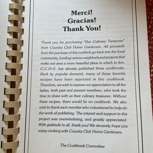 Może przedstawiać: Strona z książki kucharskiej zatytułowanej "Our Culinary Treasures" autorstwa Country Club Home Gardeners. Tekst wyraża wdzięczność członkom, kt&oacute;rzy przyczynili się do powstania przepis&oacute;w, i dziękuje tym, kt&oacute;rzy pomogli w wydaniu książki kucharskiej.